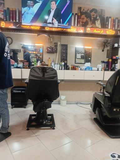 عکس آرایشگاه فرشاد دست قیچی