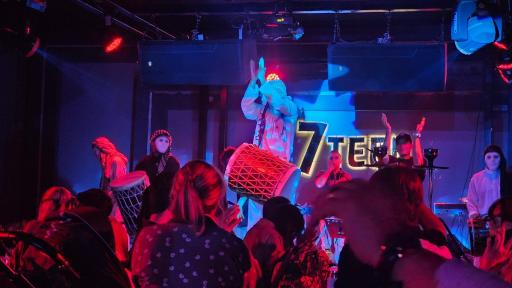 عکس باغ رستوران پشت راه