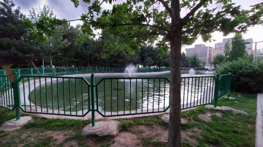 عکس استخر غیر قابل شنای پارک نسترن