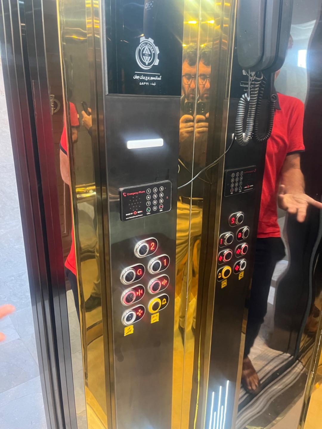 عکس آسانسور و پله برقی برج بران جوان