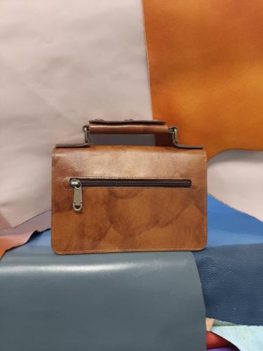 عکس فروشگاه باوند چرم