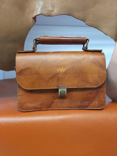 عکس فروشگاه باوند چرم