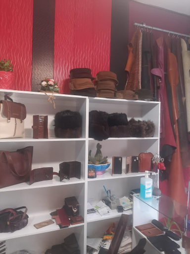 عکس فروشگاه باوند چرم