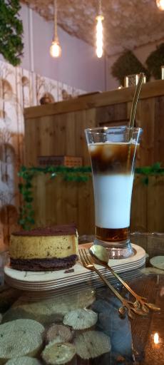 عکس کافه چوبی