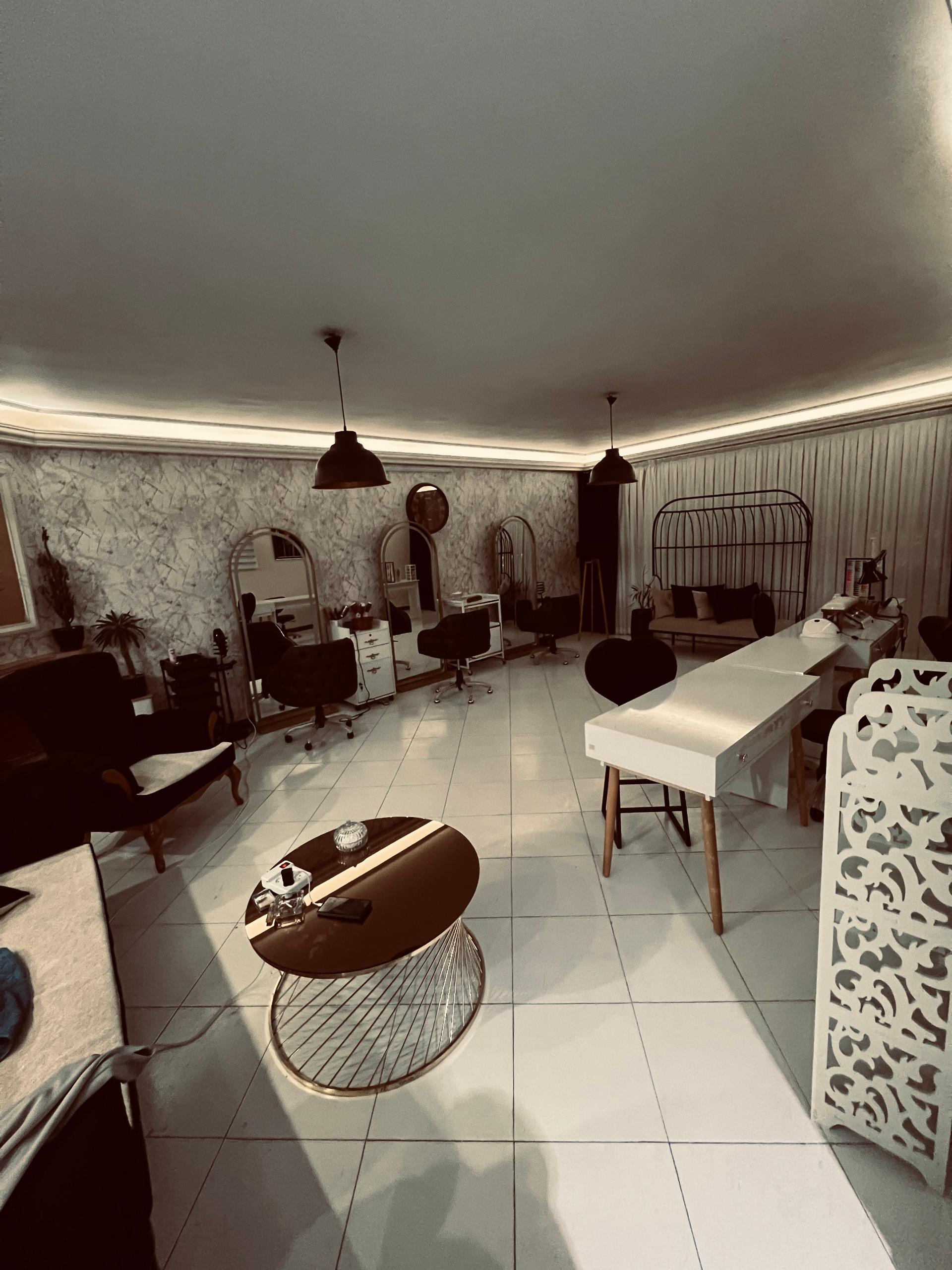 عکس سالن زیبایی موآنا