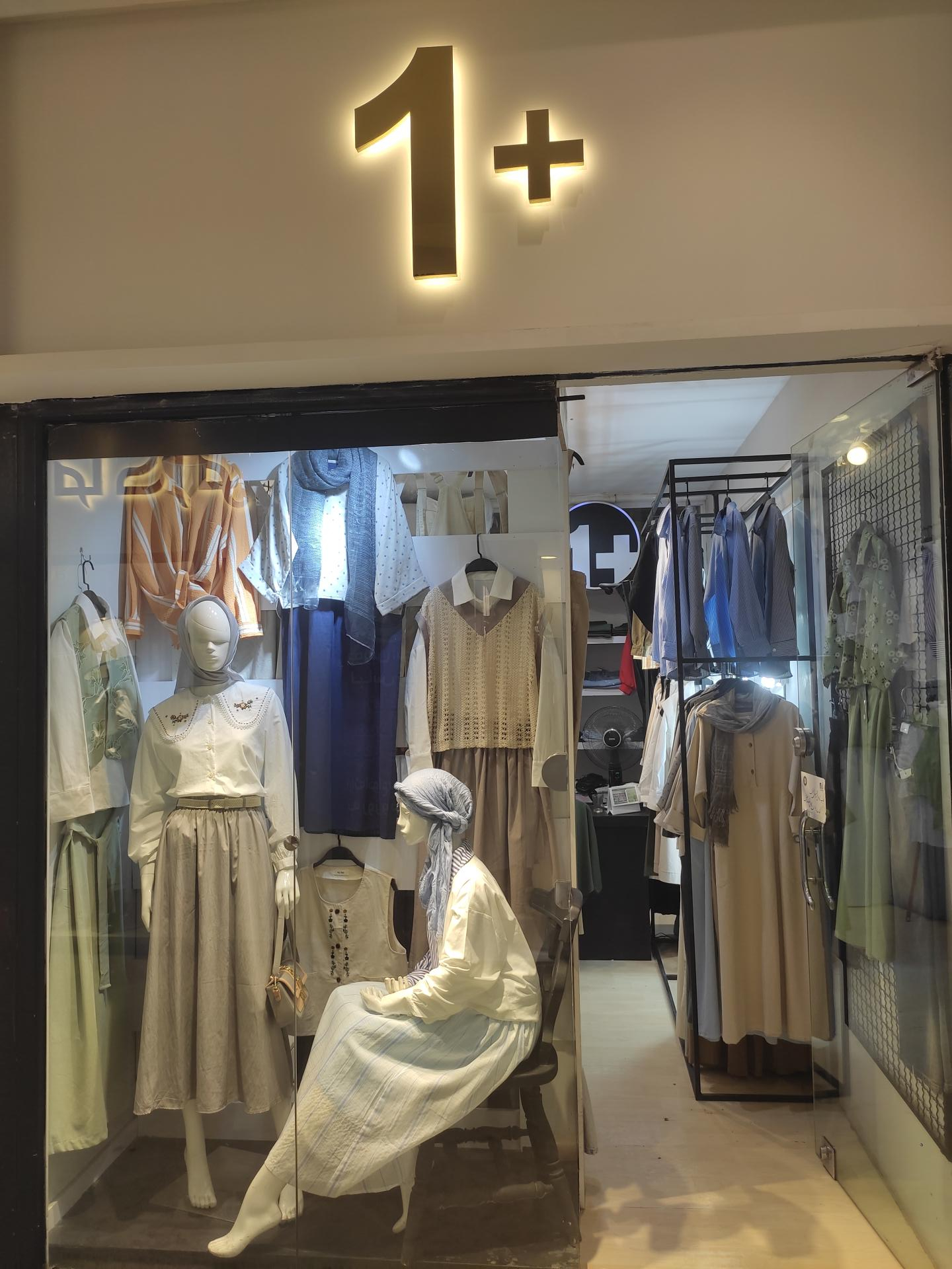 عکس بوتیک زنانه وان پلاس