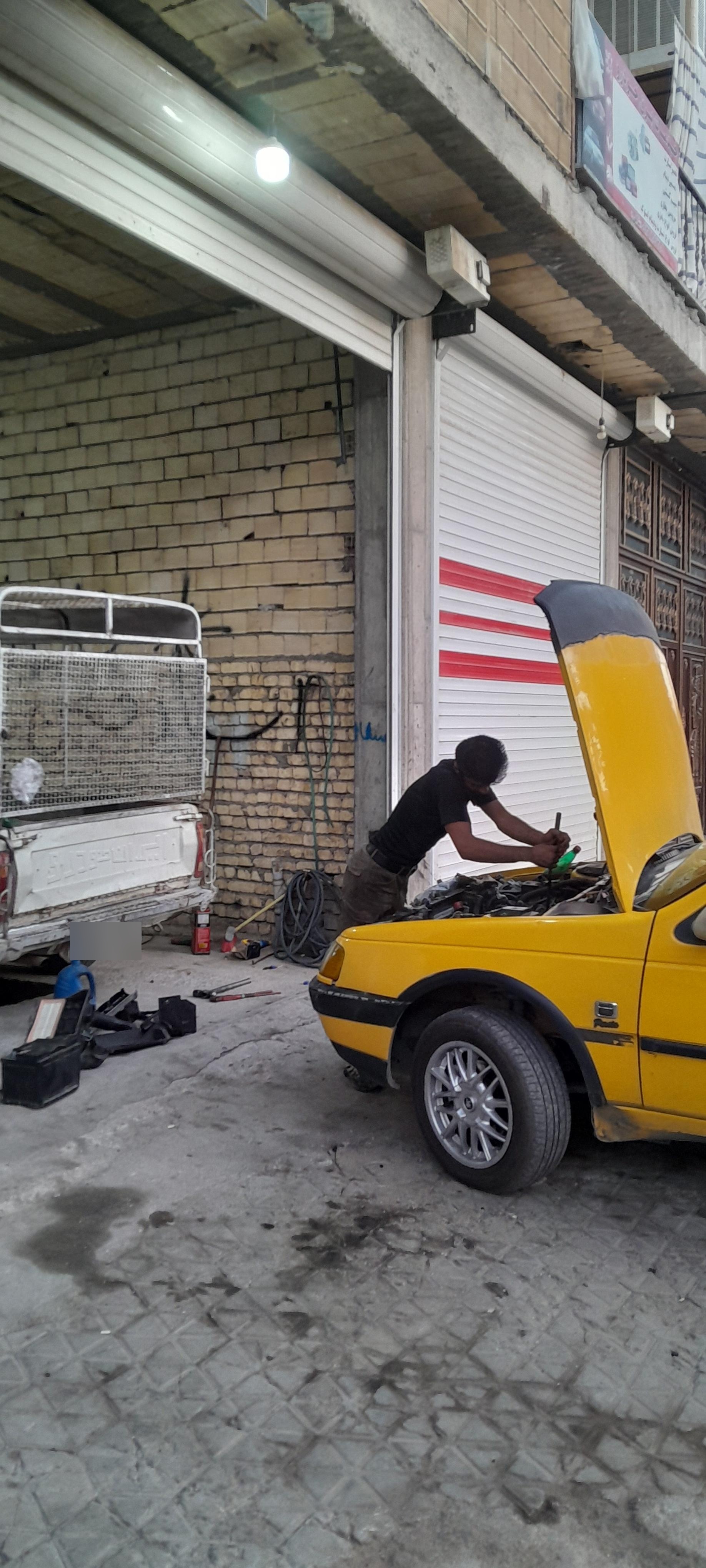 عکس تعمیرگاه و مکانیکی استاد حسین