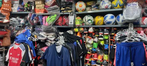 عکس فروشگاه ورزشی پرسپولیس