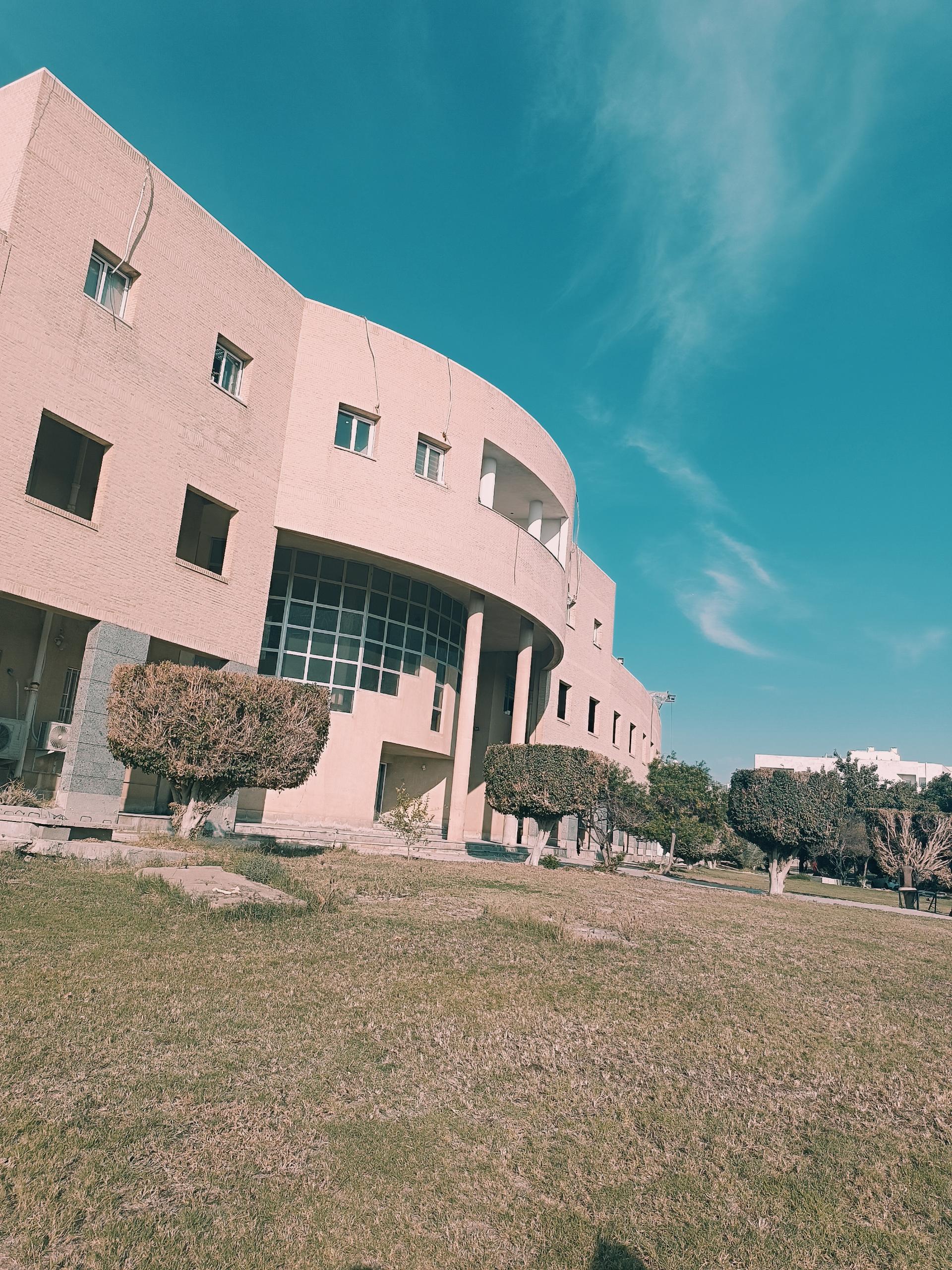 عکس دانشکده ادبیات و علوم انسانی