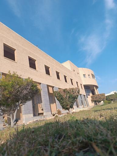 عکس دانشکده ادبیات و علوم انسانی