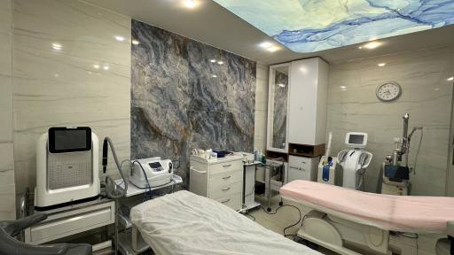 کلینیک تخصصی پوست و مو چهرزاد (دکتر هدی مرحمتی)