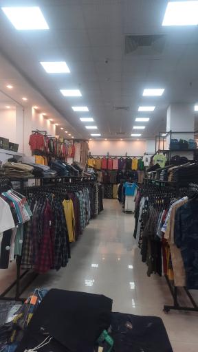 عکس مرکز خرید پوشاک خانواده پوشین