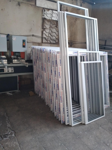عکس پنجره دوجداره upvc و توری برادران قدمی