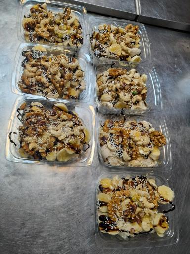 عکس کافه بستنی ساعت