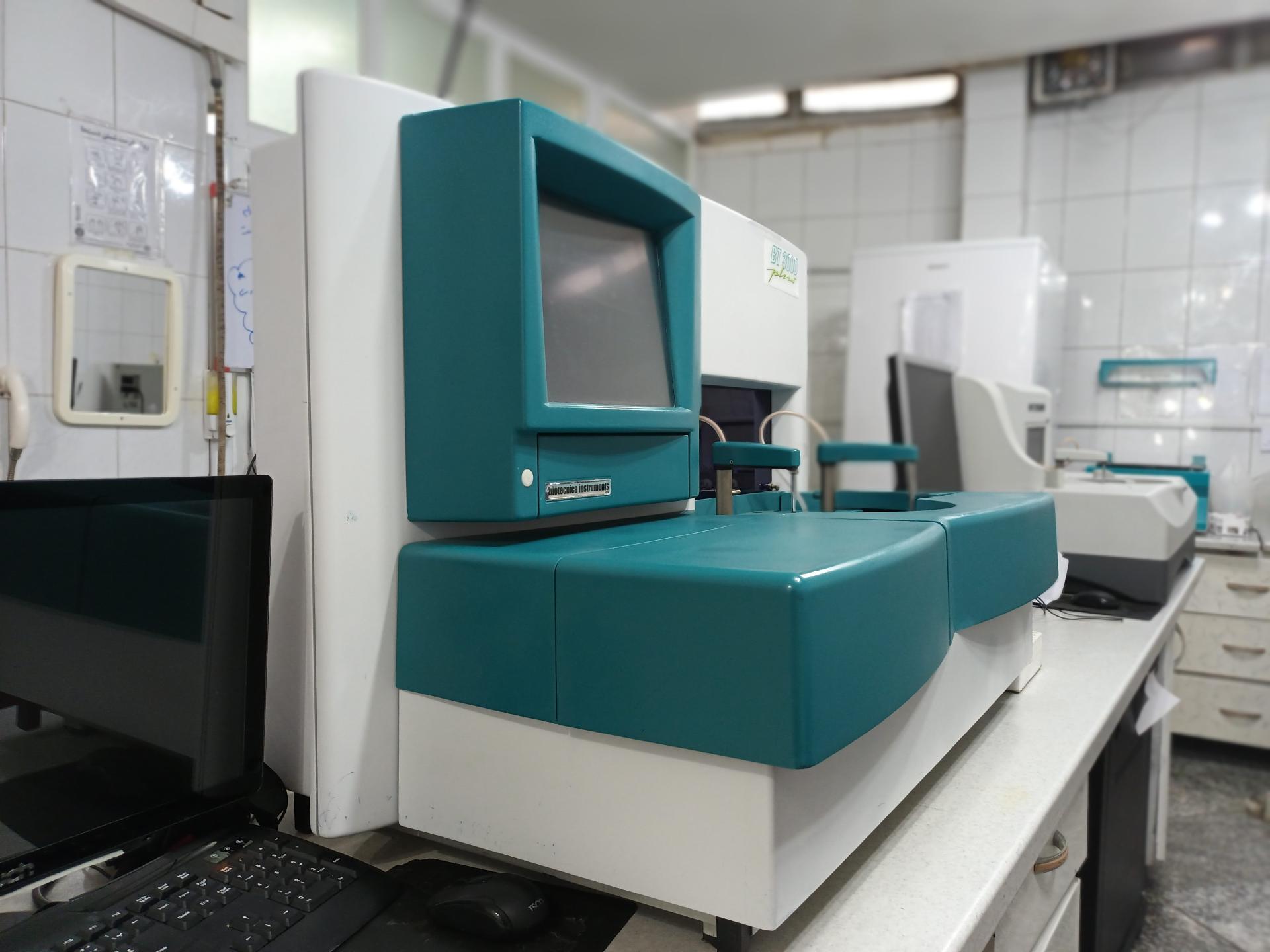 عکس آزمایشگاه تخصصی عطار