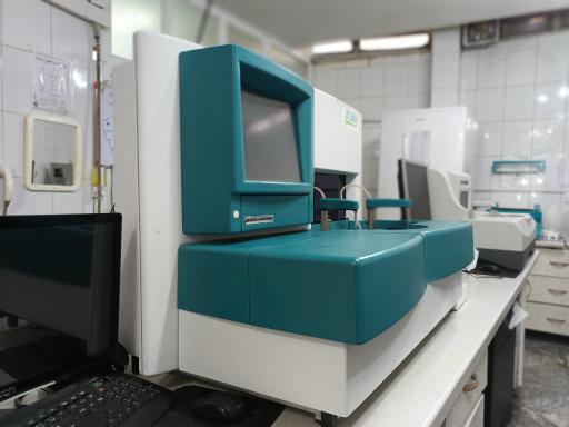 عکس آزمایشگاه تخصصی عطار