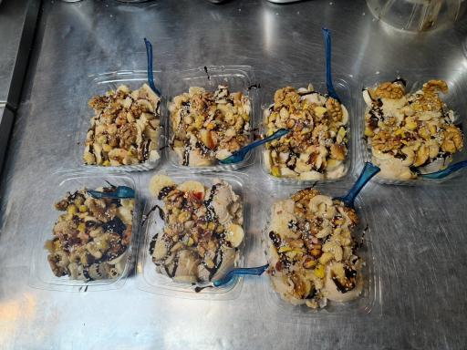 عکس کافه بستنی ساعت