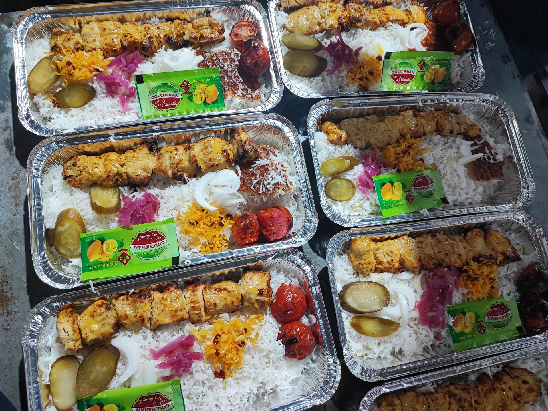 عکس آشپزخانه و تهیه غذا نان نمک