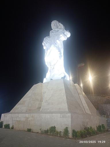 عکس مجسمه مقاومت کردستان