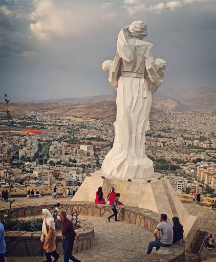 عکس مجسمه مقاومت کردستان