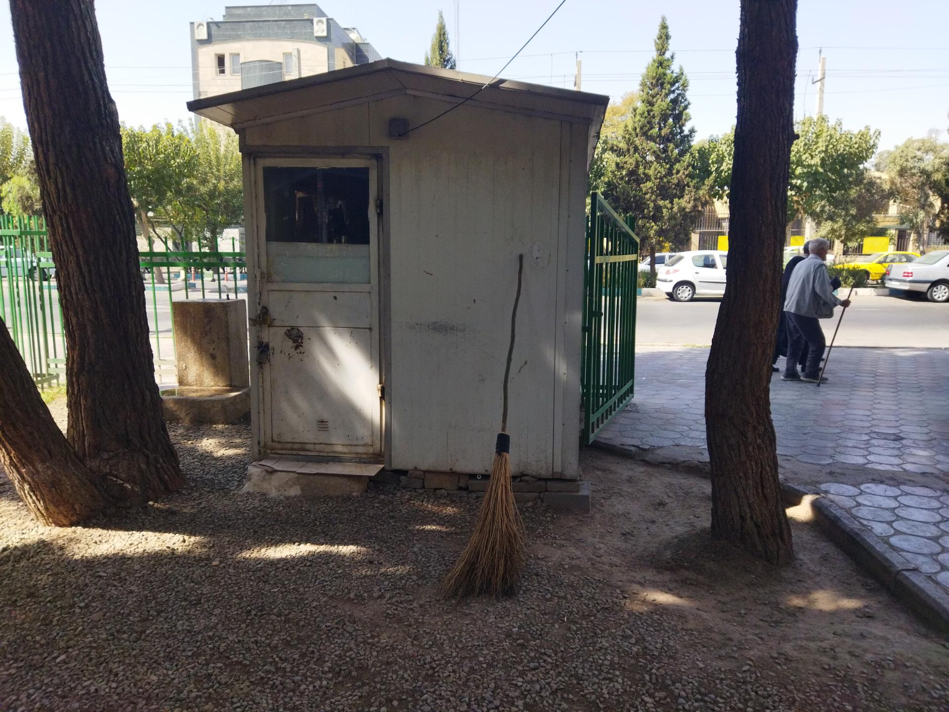 عکس نگهبانی بوستان مادر و کودک(گلبرگ سابق)