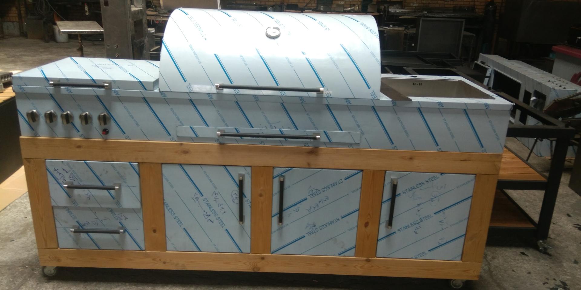 عکس باربیکیو جوان