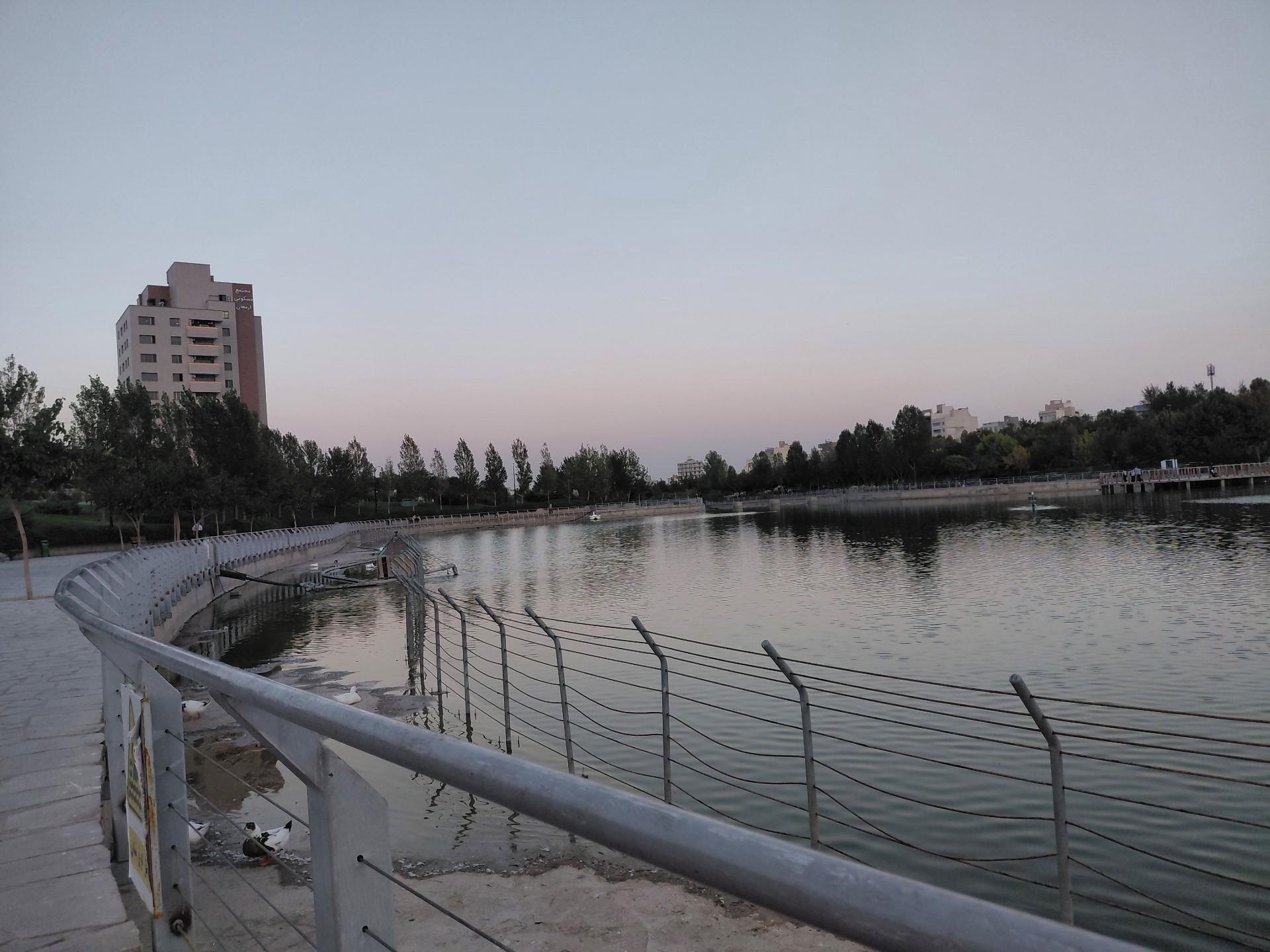 عکس دریاچه مصنوعی بوستان چهل بازه