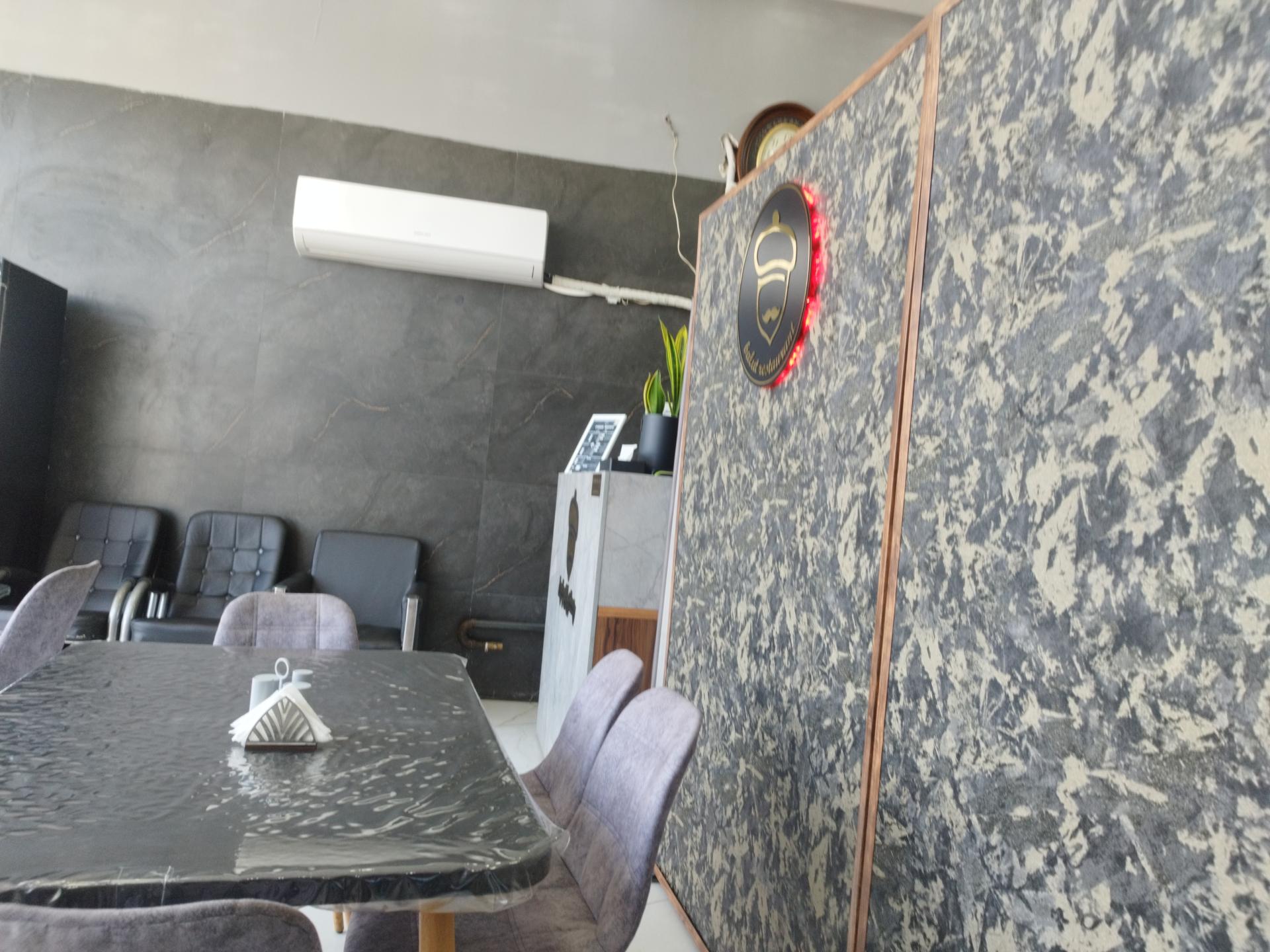 عکس رستوران و بیرون بر بلوط