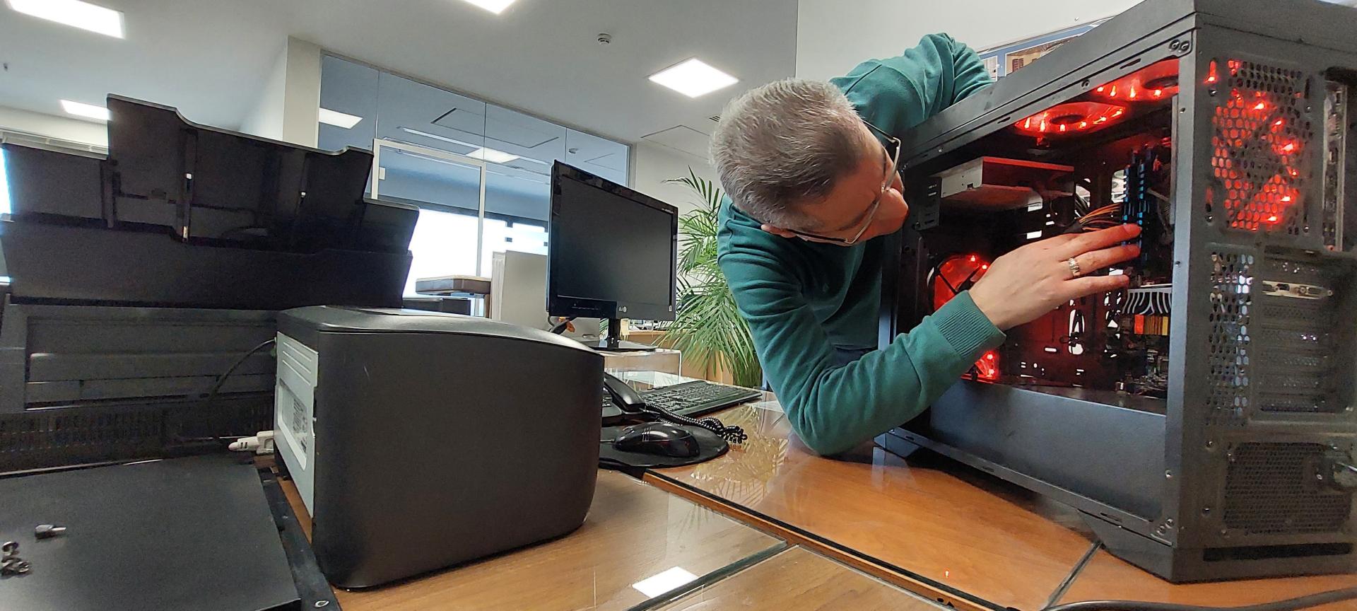 عکس خدمات کامپیوتر تعمیرات کامپیوتر امداد رایانه تهران