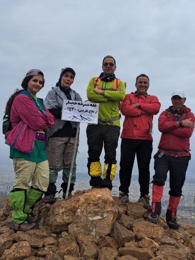 عکس پای قله سرخ حصار