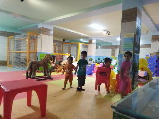 عکس خانه بازی و مرکز نگهداری کودک عموپورنگ