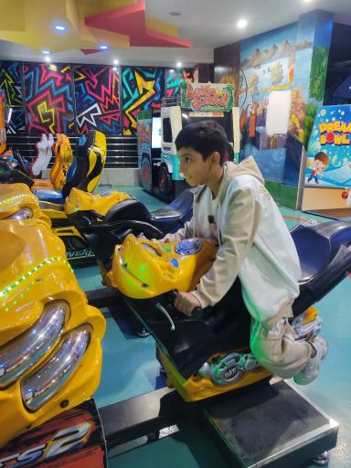 عکس شهربازی سرپوشیده ستاره درخشان