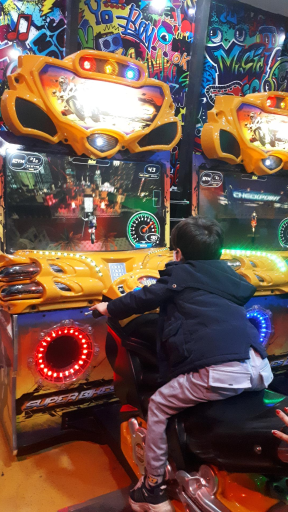 عکس شهربازی سرپوشیده ستاره درخشان