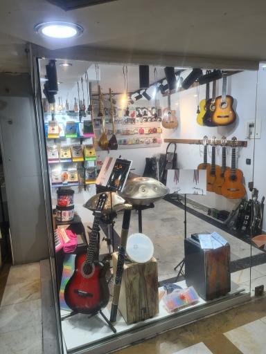 عکس فروشگاه موسیقی آکورد