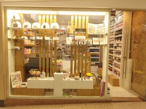 عکس لوازم کاشت ناخن آدور 