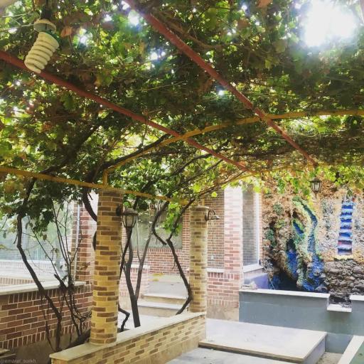 عکس رستوران سنتی عمارت سرخ