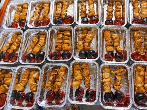 عکس تهیه غذای بیرون بر حاتم