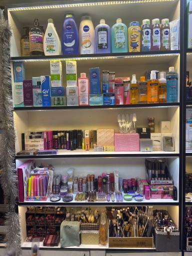عکس فروشگاه آرایشی و رنگ مو فرشته