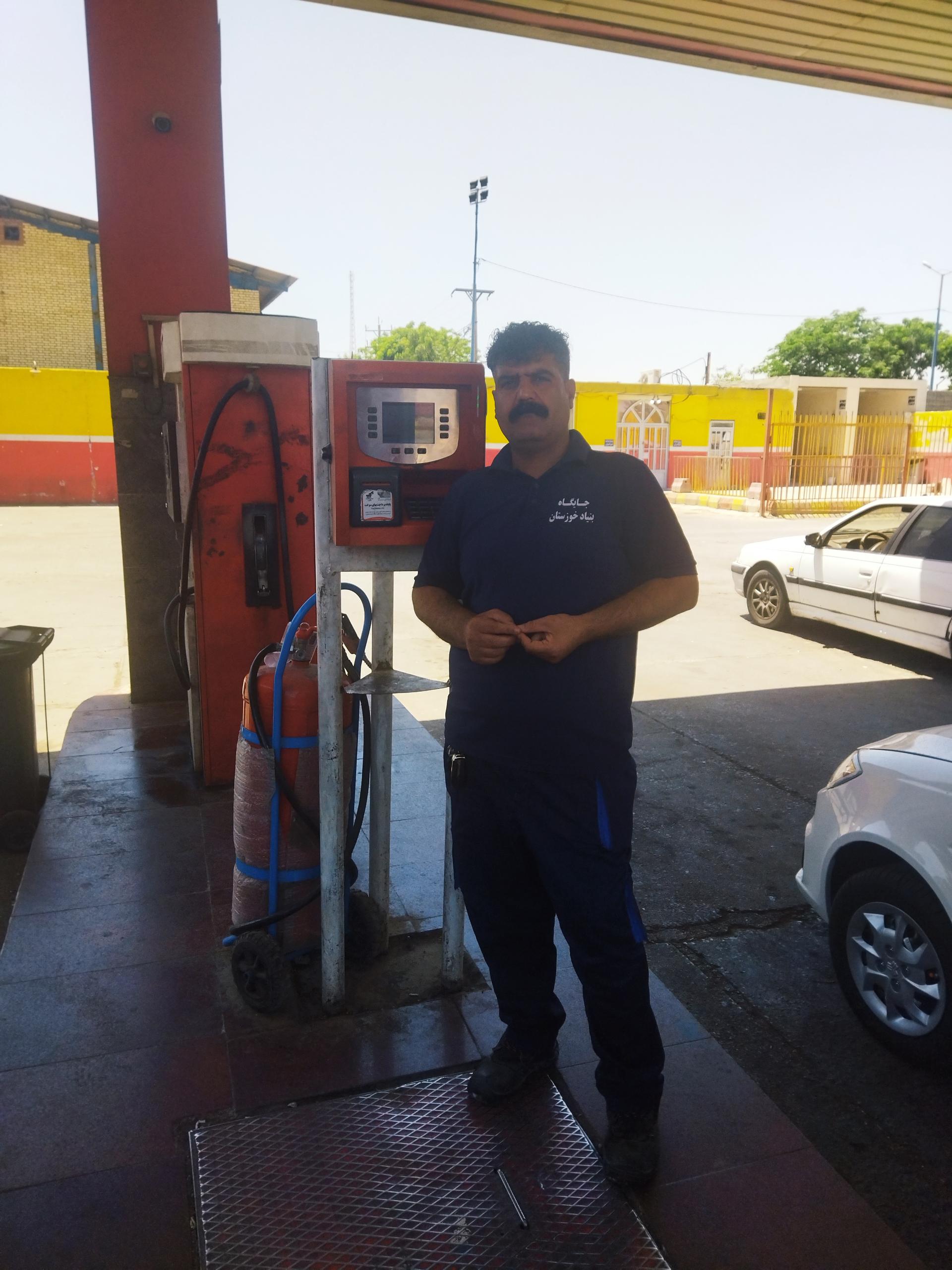 عکس پمپ بنزین آزادگان