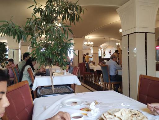 عکس مجتمع پذیرایی قصر ماه منیر