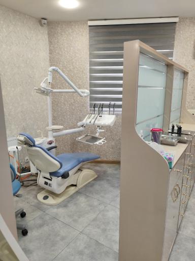 عکس دندانپزشکی دکتر تقی زاده 