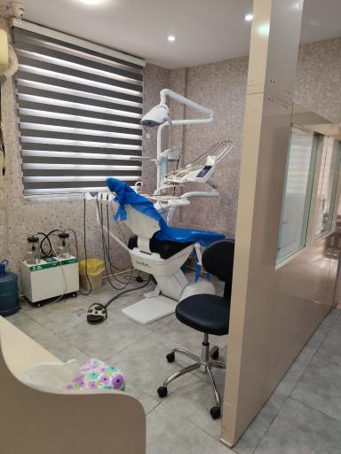 عکس دندانپزشکی دکتر تقی زاده 