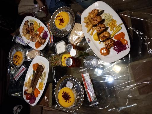 عکس باغ و رستوران شب نشین