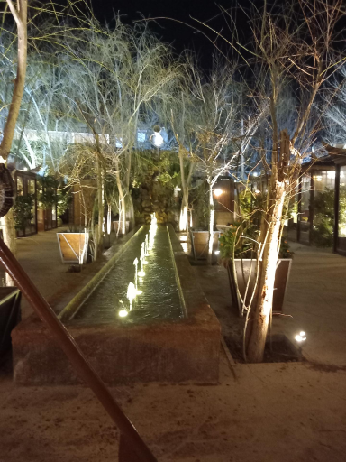 عکس باغ و رستوران شب نشین