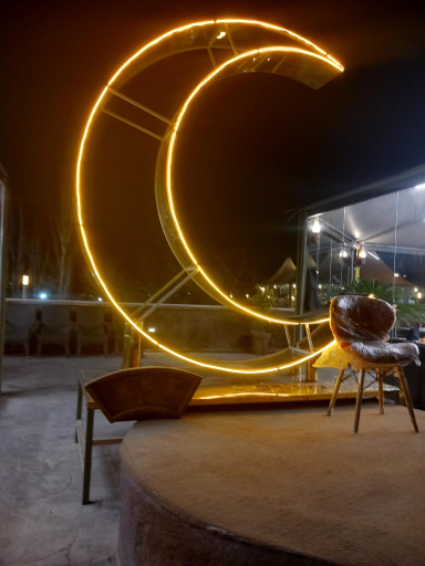عکس باغ و رستوران شب نشین