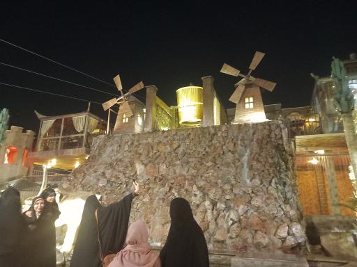 عکس باغ و رستوران شب نشین