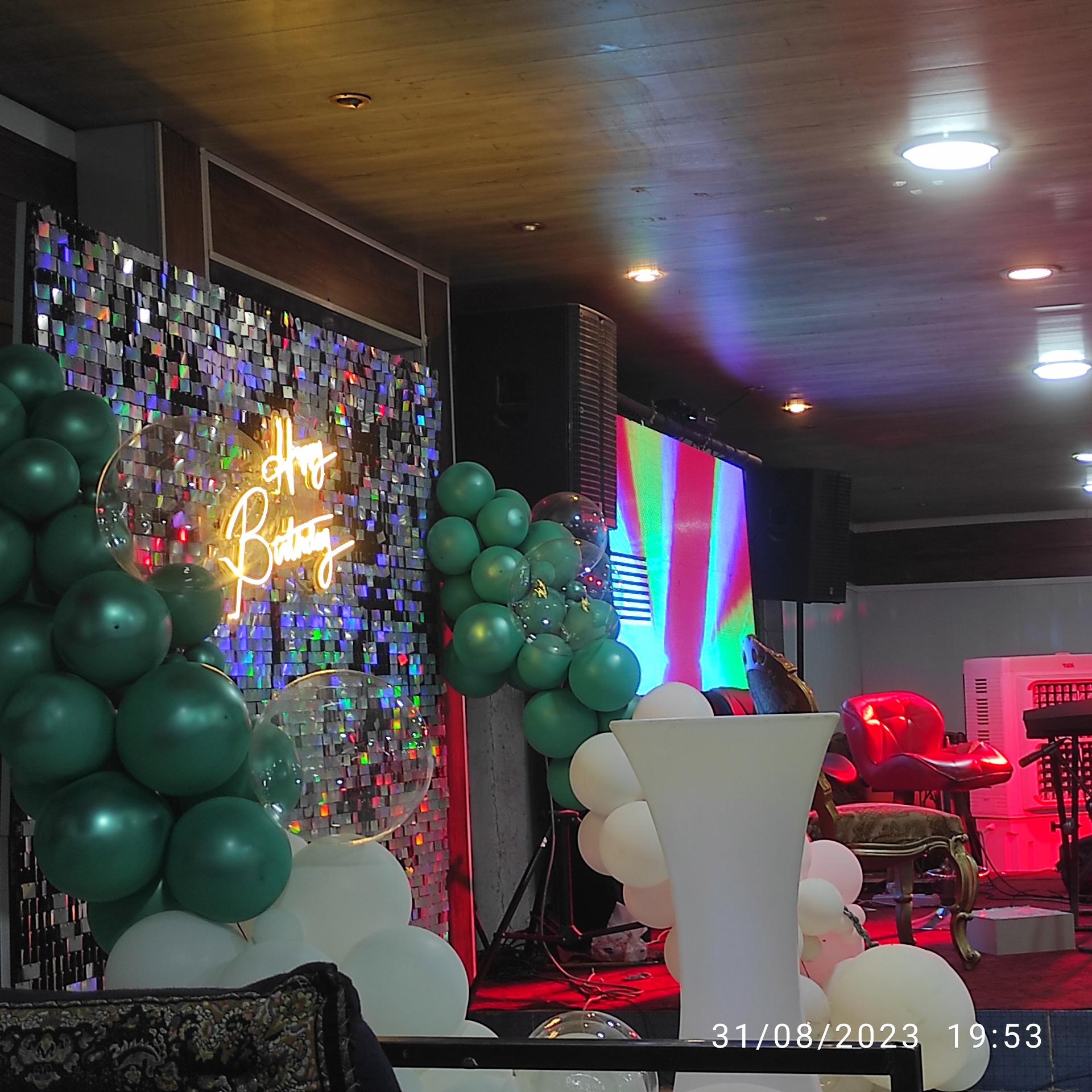 عکس باغ و رستوران شب نشین