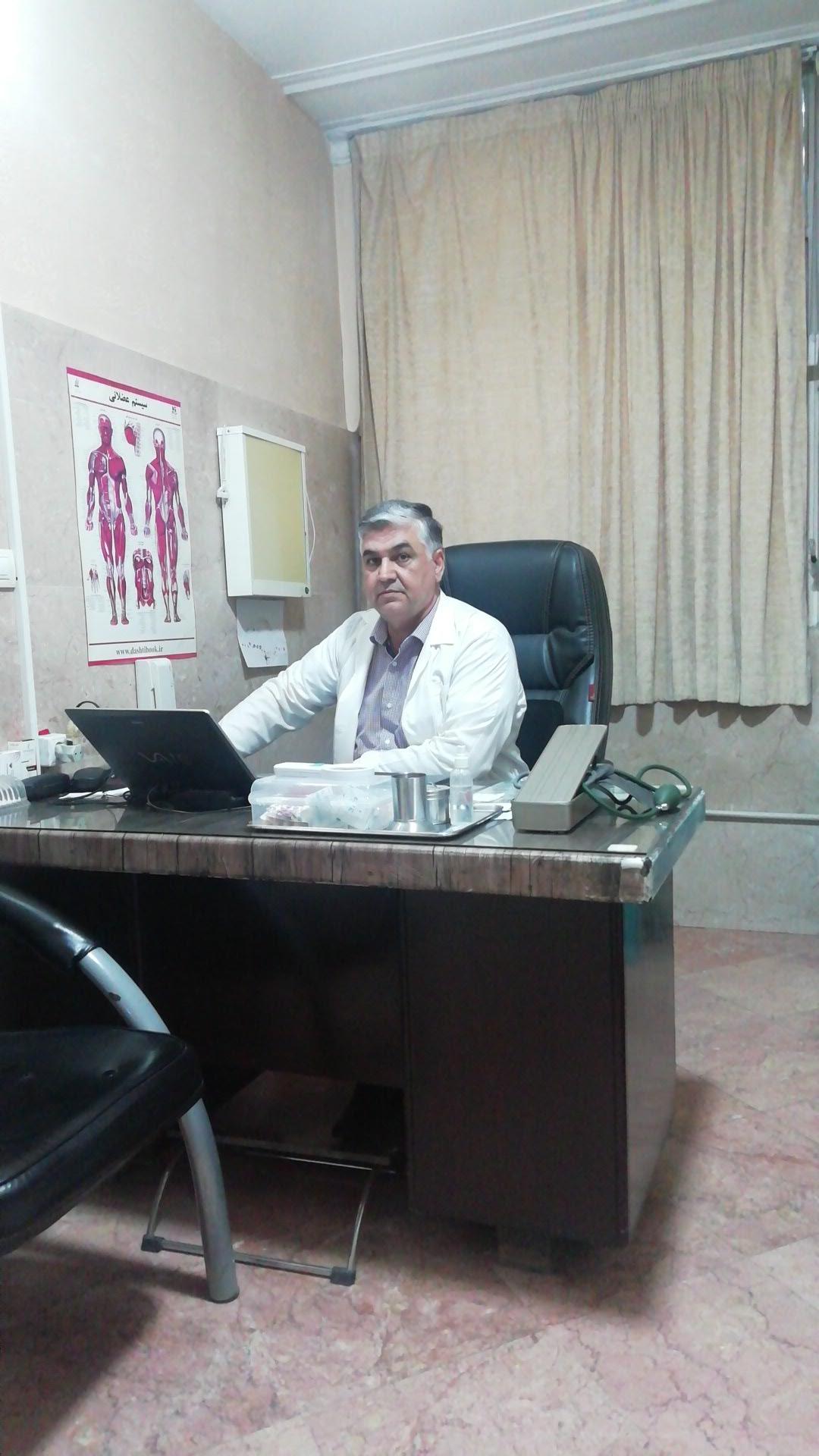 عکس دکتر جواد لیاقت (پوست و مو)