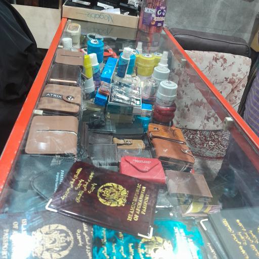 عکس کفاشی و کیف فروشی پابرهنه 