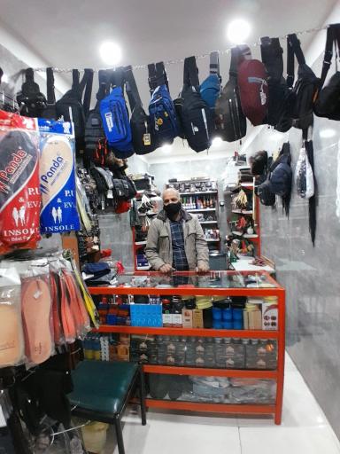 عکس کفاشی و کیف فروشی پابرهنه 